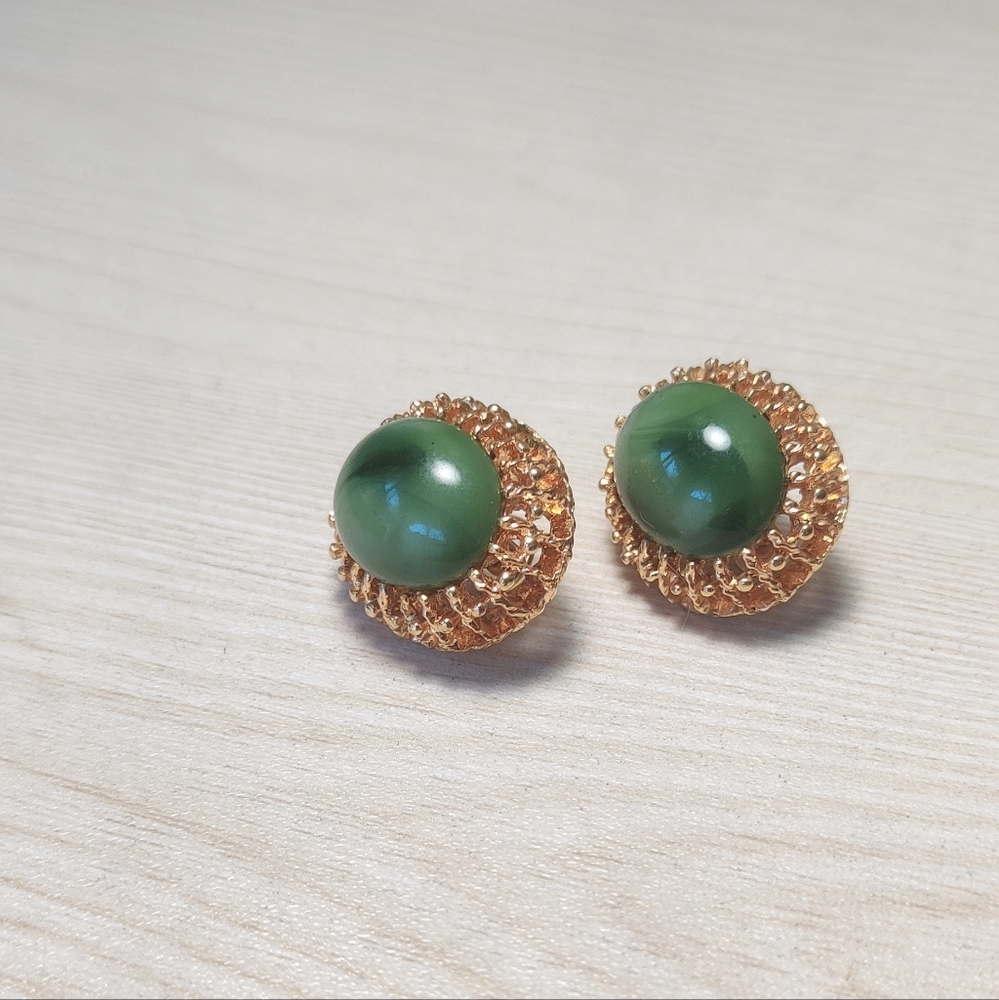 Vintage Oval Emerald Green Center Stone with Gold Tone Setting Fashion Earrings